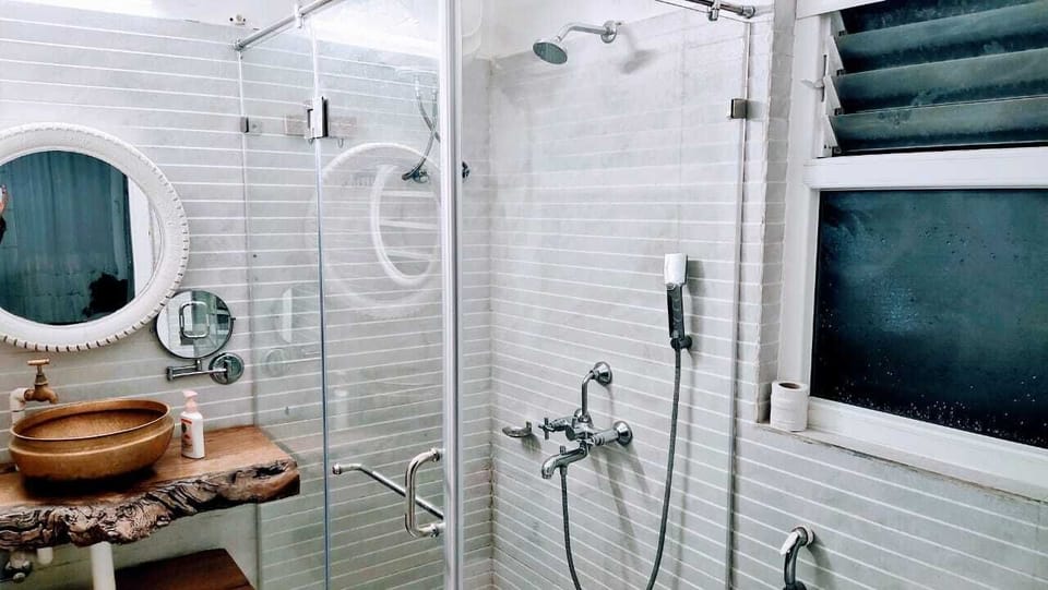 Luxury Double Room, Garden View | Bathroom | Shower, rainfall showerhead, free toiletries, hair dryer