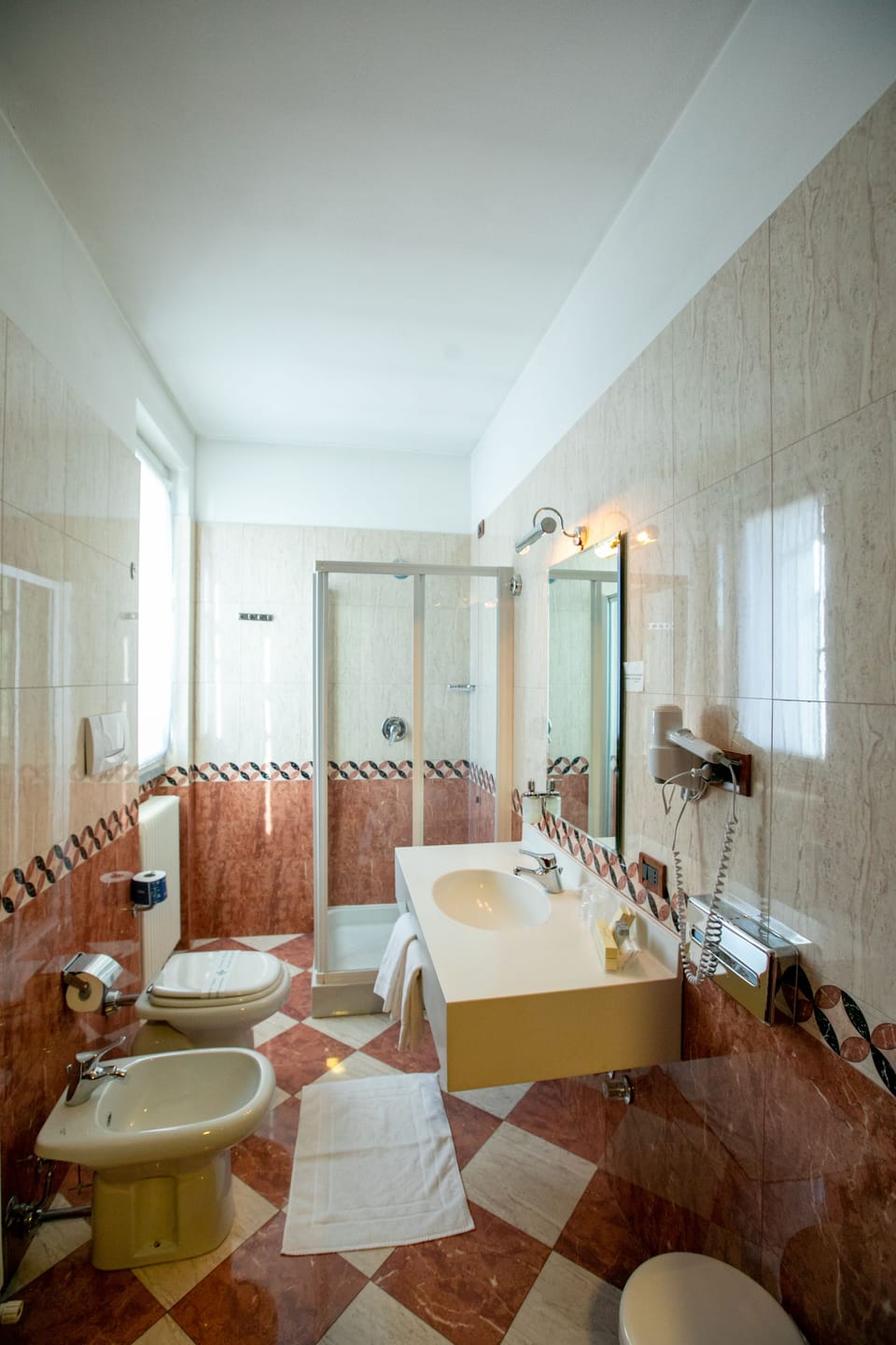 Triple Room | Bathroom | Shower, rainfall showerhead, free toiletries, hair dryer