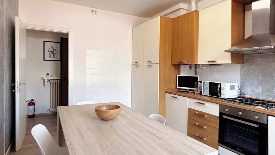 Cucina con tavolo da pranzo.