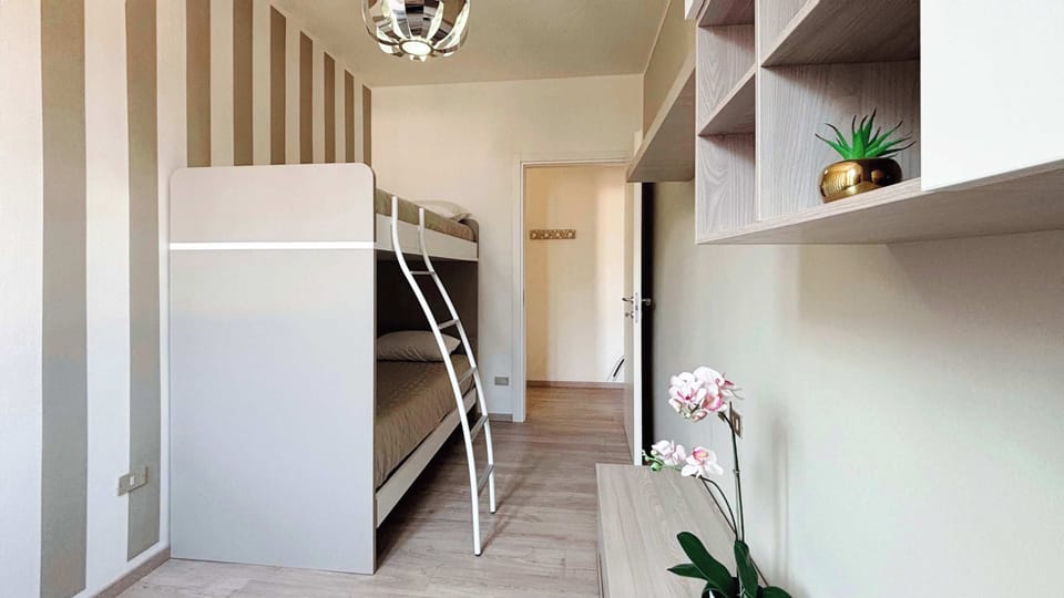 cameretta con letto a castello.