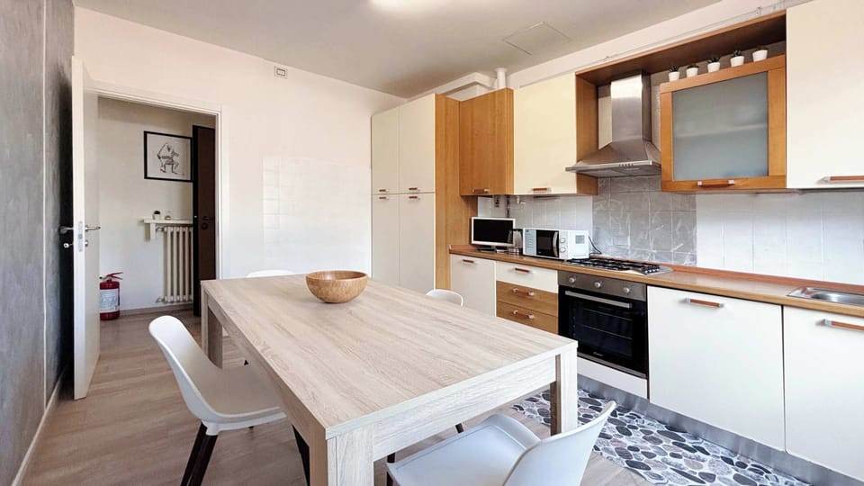 Spaziosa cucina accessoriata.