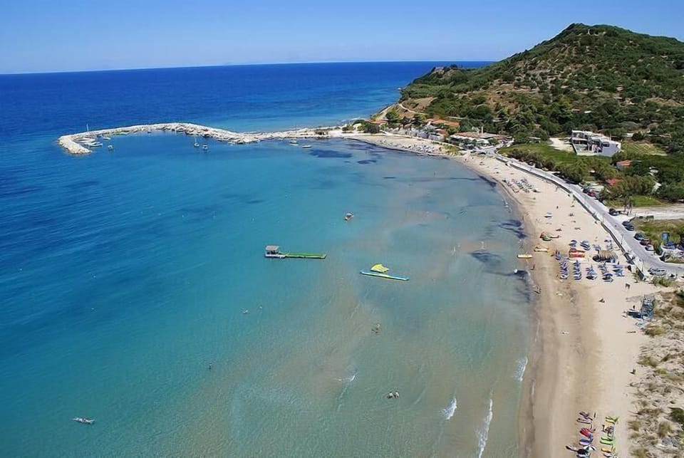 Argassi Beach, a relaxed and organized beach only a few minutes from the apartment, ideal for swimming, sunbeds, beach bars, and seaside dining.