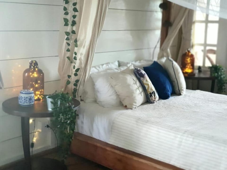 Classic Double Room, Garden View | Laptop workspace