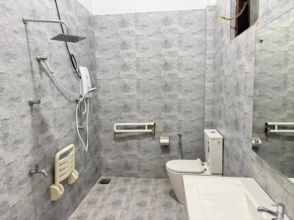 Deluxe Double Room, Balcony, Pool View | Bathroom | Free toiletries, hair dryer, towels, soap