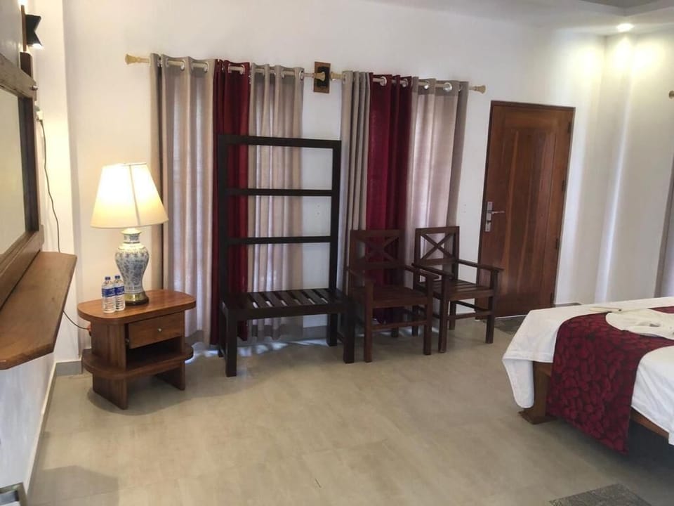 Deluxe Double Room, Garden View | Laptop workspace, free WiFi