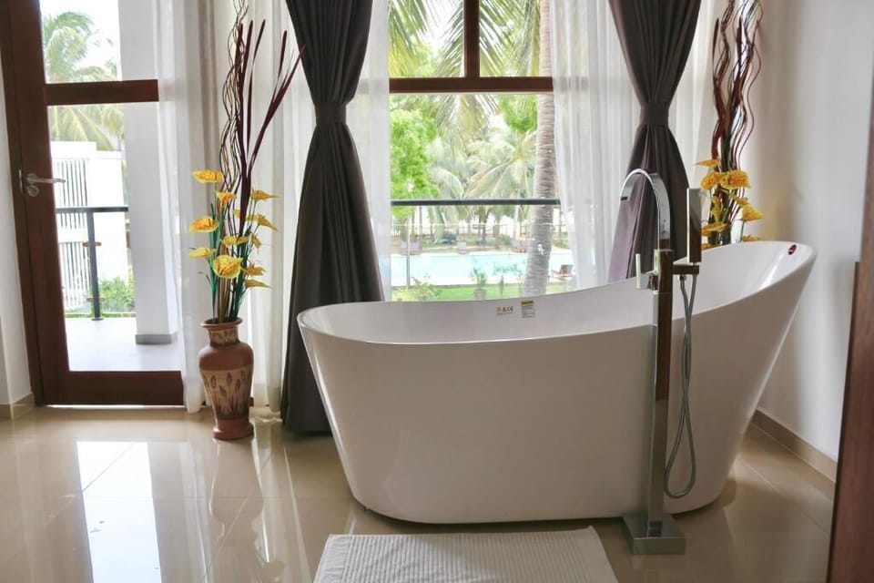 Deluxe Double Room, Balcony, Pool View | Bathroom | Free toiletries, hair dryer, towels, soap