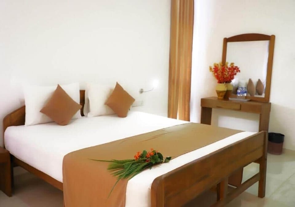 Deluxe Double Room, Balcony, Pool View | Laptop workspace