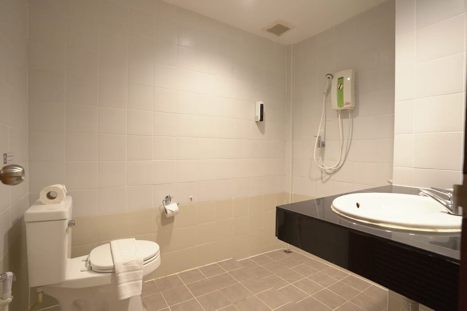 Superior Double Room | Bathroom | Shower, hair dryer, bidet, towels