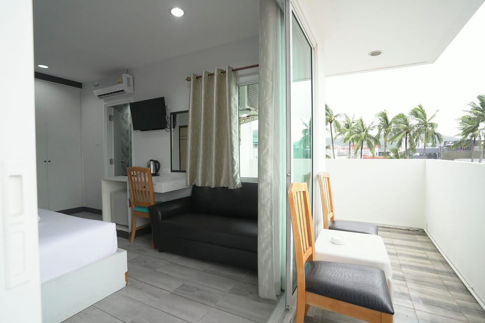 Deluxe Double Room, Corner | WiFi (free), bed sheets