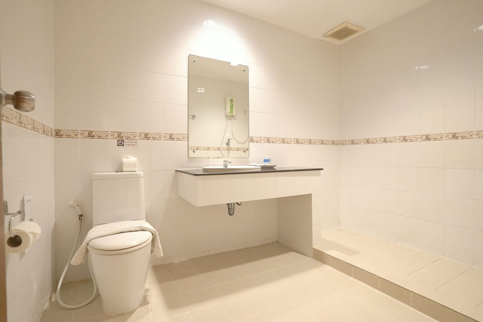 Standard Twin Room | Bathroom | Shower, hair dryer, bidet, towels