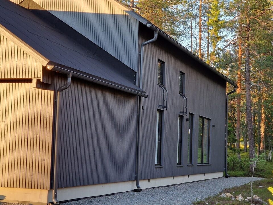 Modern Scandinavian architecture surrounded by quiet pine forest offers a comfortable and private retreat in Äkäslompolo. Covered parking and easy access ensure a smooth arrival.