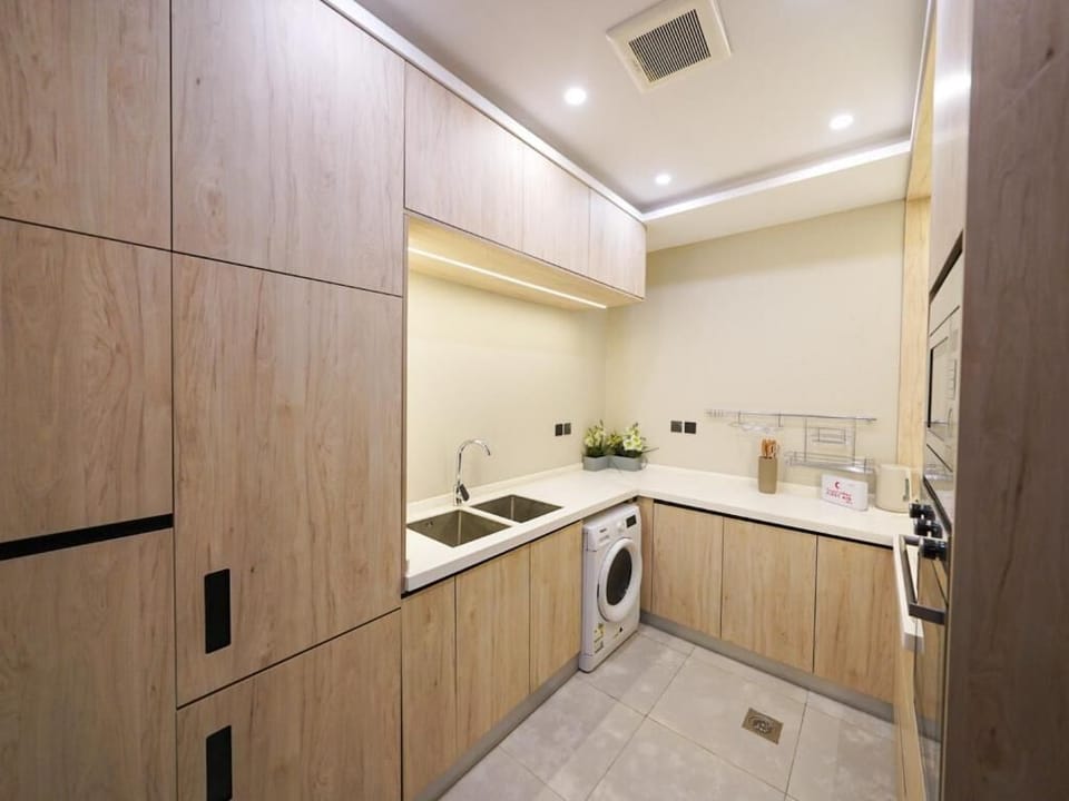 Executive Apartment, 3 Bedrooms | Private kitchen