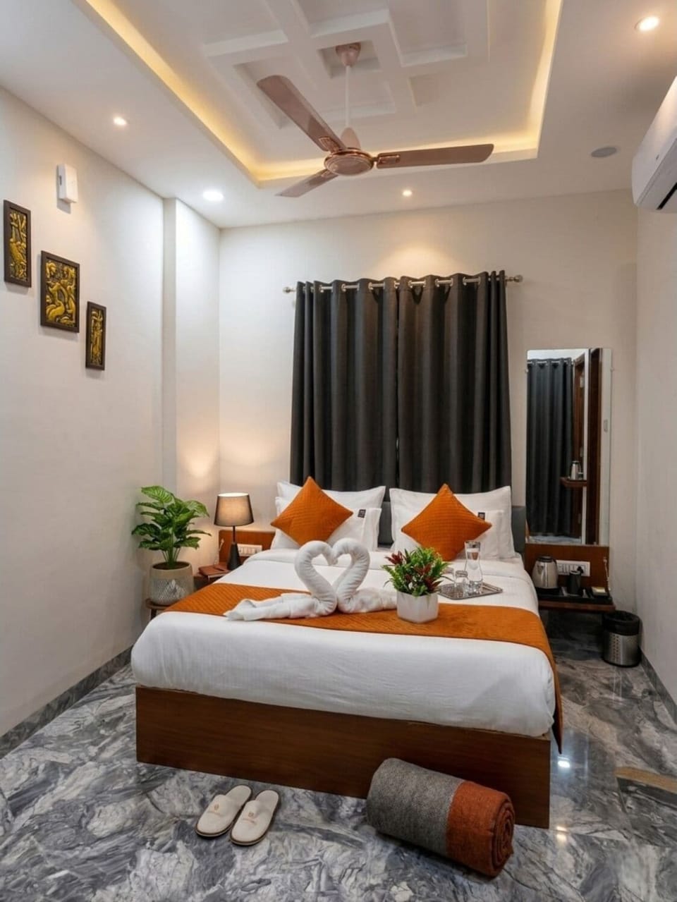 Desk, laptop workspace, WiFi (free), bed sheets