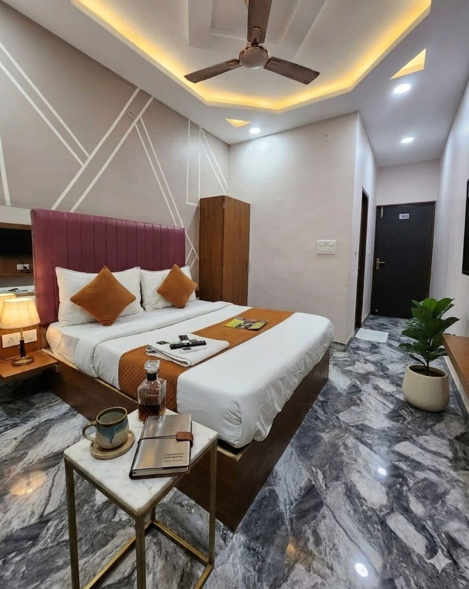 Executive Room | Desk, laptop workspace, WiFi (free), bed sheets