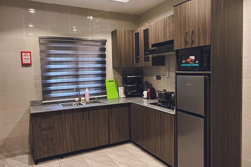 Family Apartment, Balcony, City View | Private kitchen | Fridge, microwave, oven, stovetop