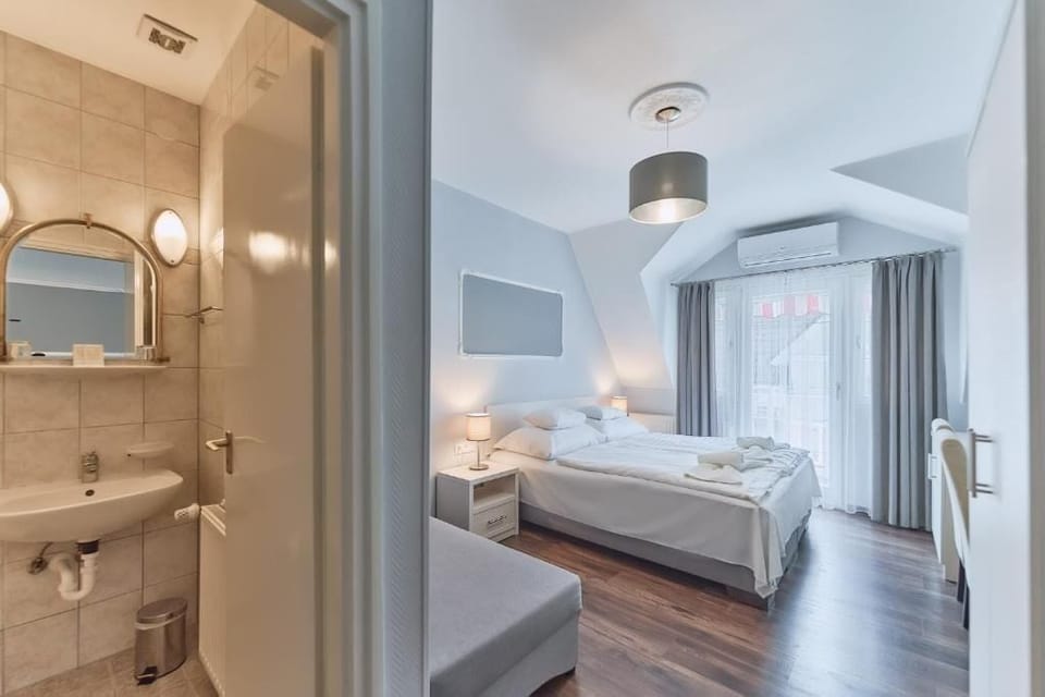 Double Room, Balcony | Bathroom