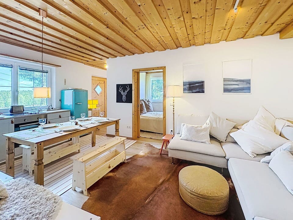 Wall, Interior Design, Furniture, Wood, Flooring, Ceiling, Floor, Home, Lighting, Room