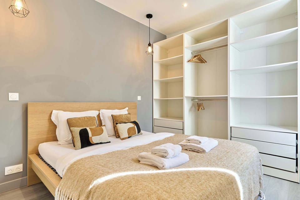 Chambre avec lit double et grand dressing
