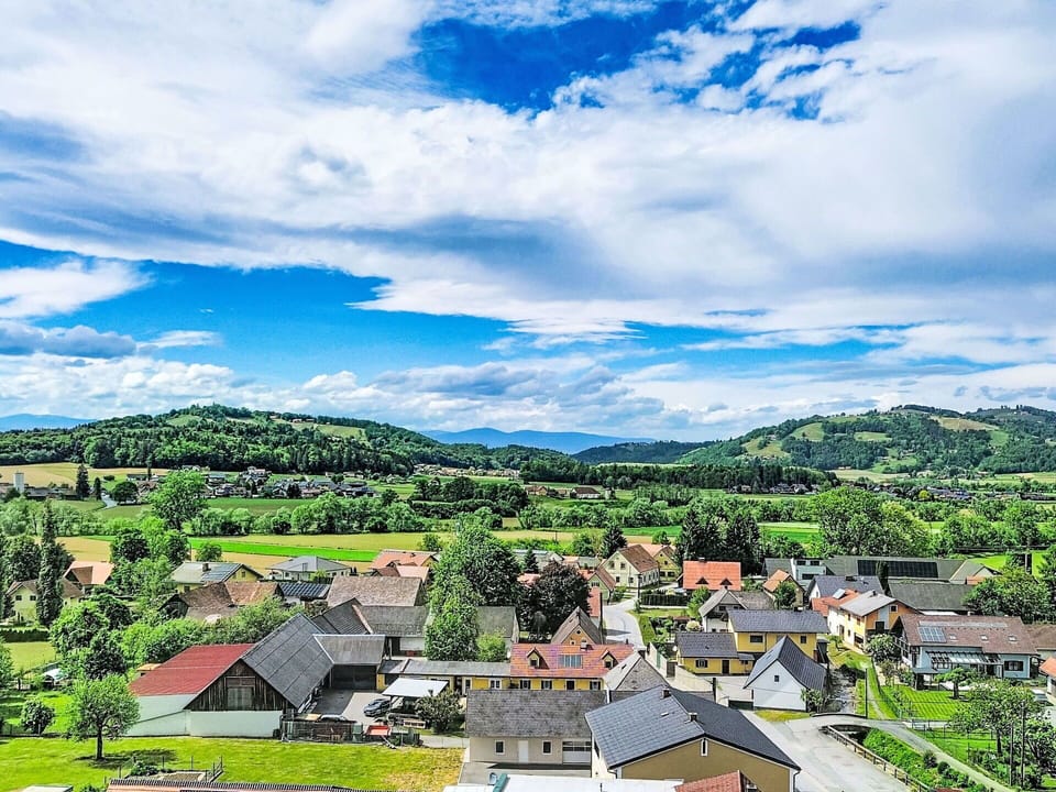 Natural Landscape, Landscape, Hill, Rural Area, Plain, Highland, Cloud, Residential Area, Field, Grassland