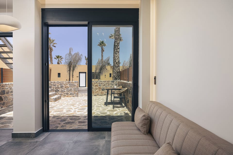 Comfort Double Room, Beach View | Living area