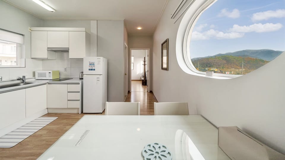 201 | Private kitchen | Full-size fridge, microwave, stovetop, cookware/dishes/utensils