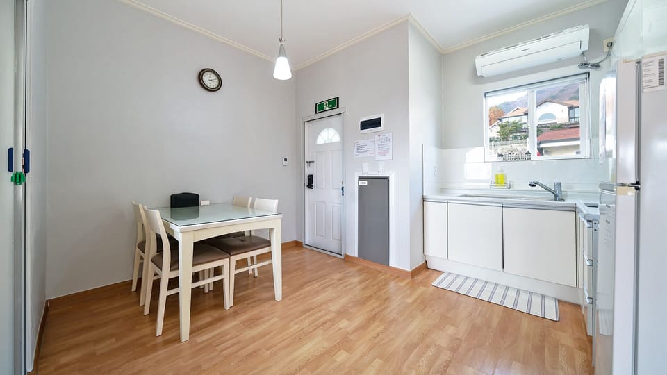 101 | Private kitchen | Full-size fridge, microwave, stovetop, cookware/dishes/utensils