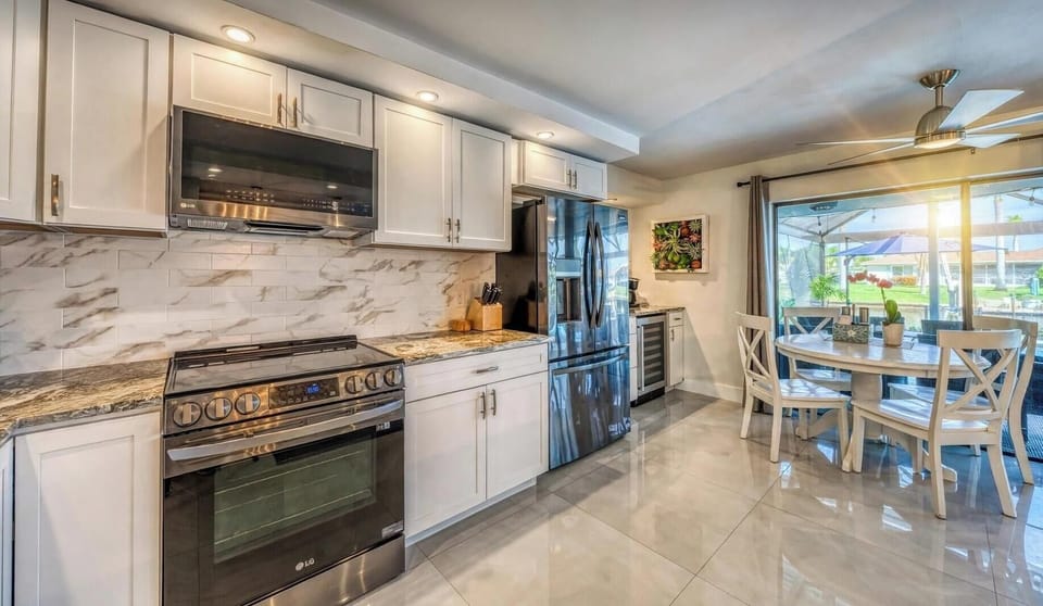 House, 4 Bedrooms | Private kitchen | Coffee/tea maker, fridge, oven