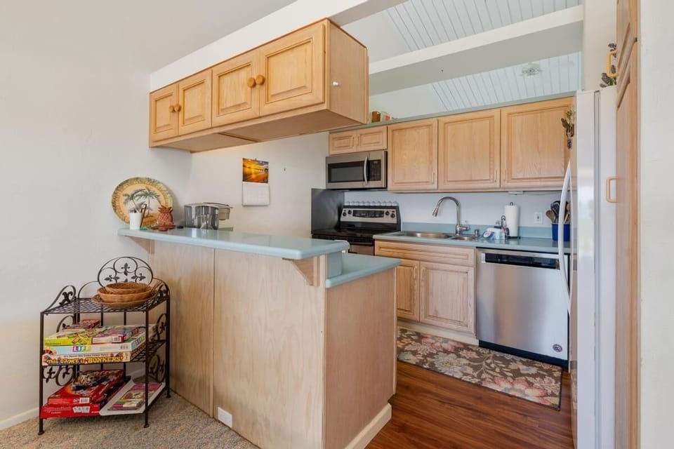 Condo, 2 Bedrooms | Private kitchen | Fridge, oven, coffee/tea maker