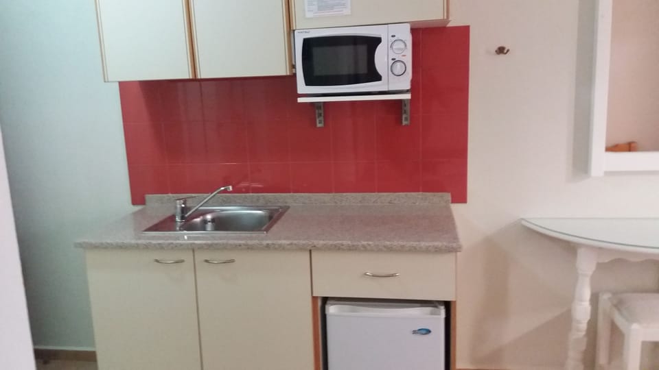 Studio, 2 Twin Beds | Private kitchenette | Mini-fridge, microwave