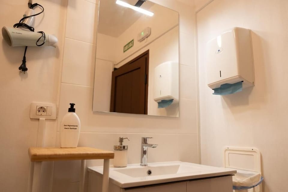Double Room | Bathroom | Towels, soap, shampoo, toilet paper
