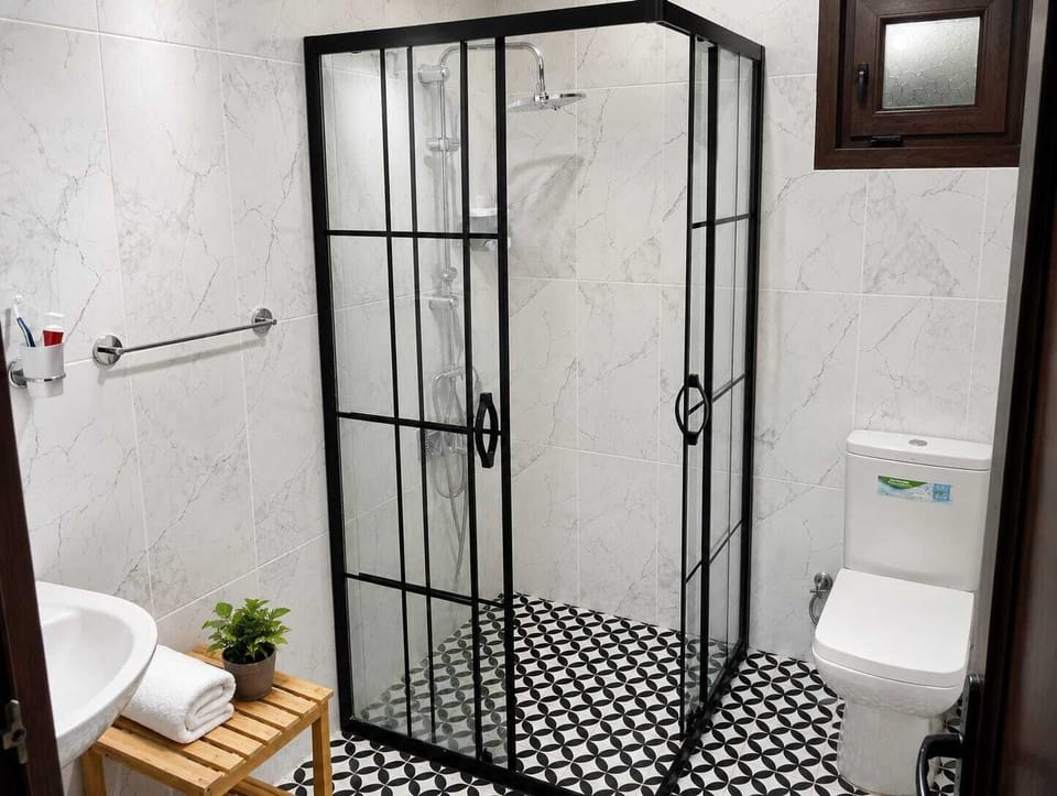 Deluxe Suite, Garden View | Bathroom | Shower, hair dryer, towels, soap