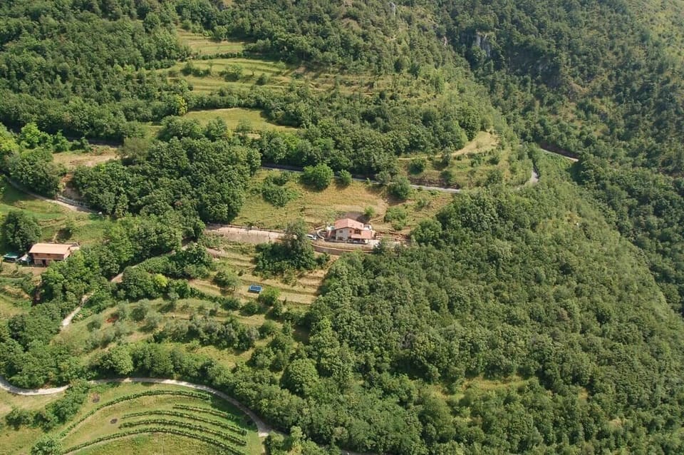 Das Haus von der anderen Seite des Tals fotografiert
