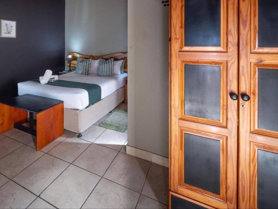 Comfort Double Room, Garden View | In-room safe, desk, iron/ironing board (on request), WiFi (free)