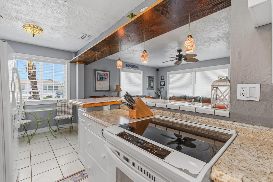 House, Multiple Beds (Twenty Palms) | Private kitchen