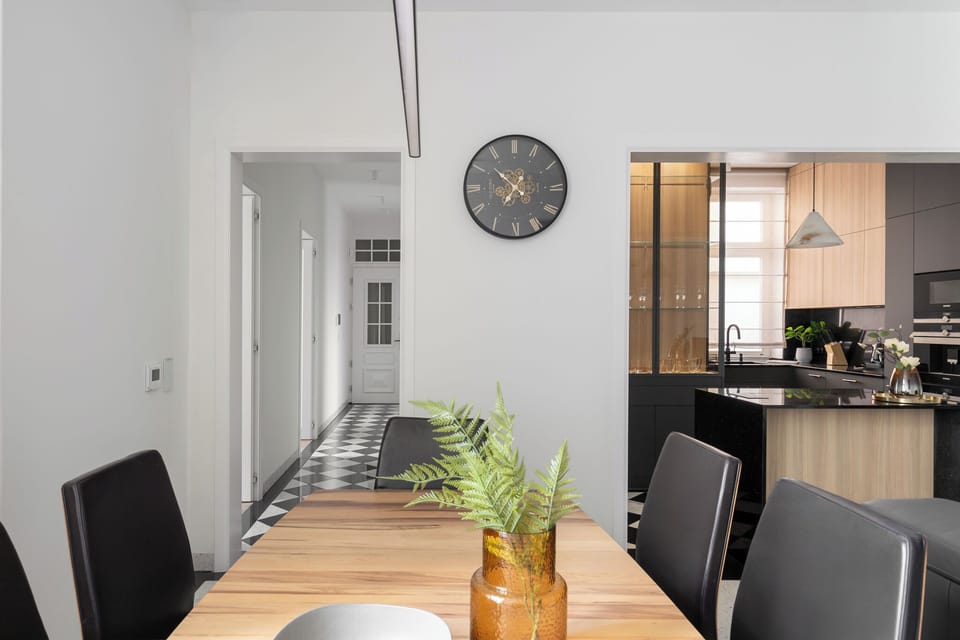 Deluxe Apartment, Non Smoking, Private Bathroom | In-room dining