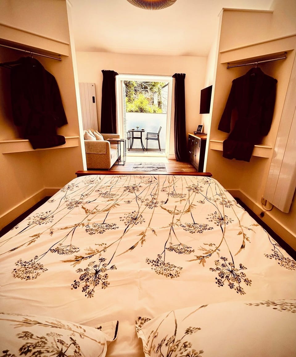 Suite (Hideaway Suite) | Iron/ironing board