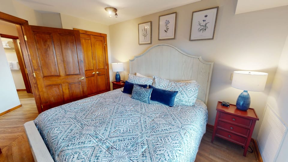 Lamp, Indoors, Furniture, Bed, Home Decor