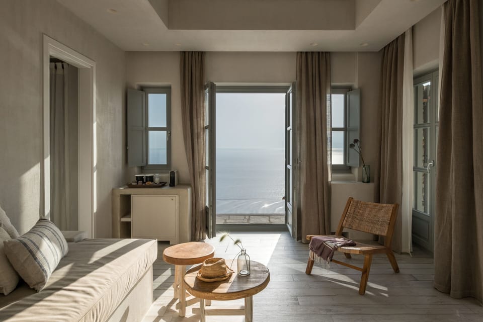 Suite, Oceanfront (Indus) | Living area | IPod dock