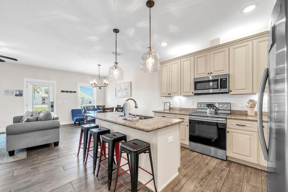 House, Multiple Beds (Sunshine & Sea Breezes) | Private kitchen