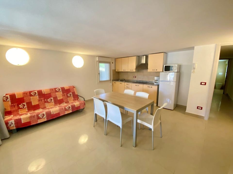 Apartment, 2 Bedrooms | Dining room