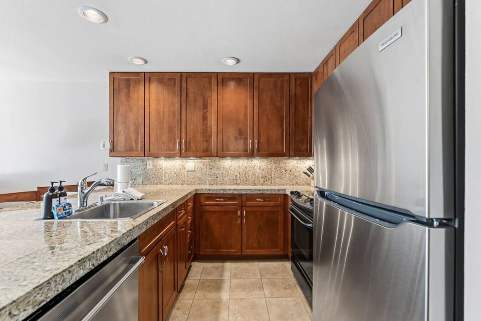 Fully equipped kitchen with bar seating
