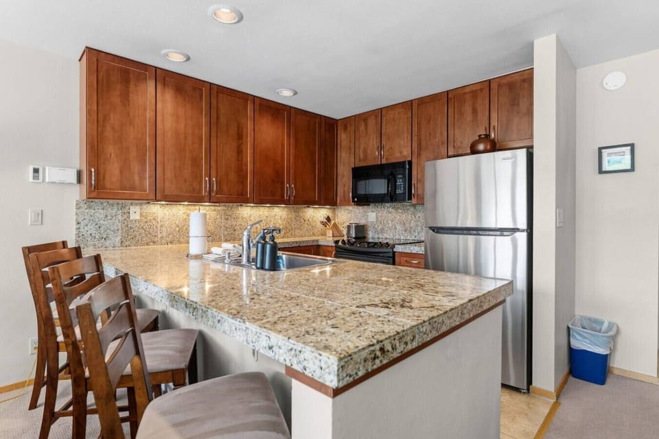 Fully equipped kitchen with bar seating
