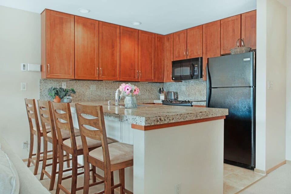 Fully equipped kitchen with bar seating
