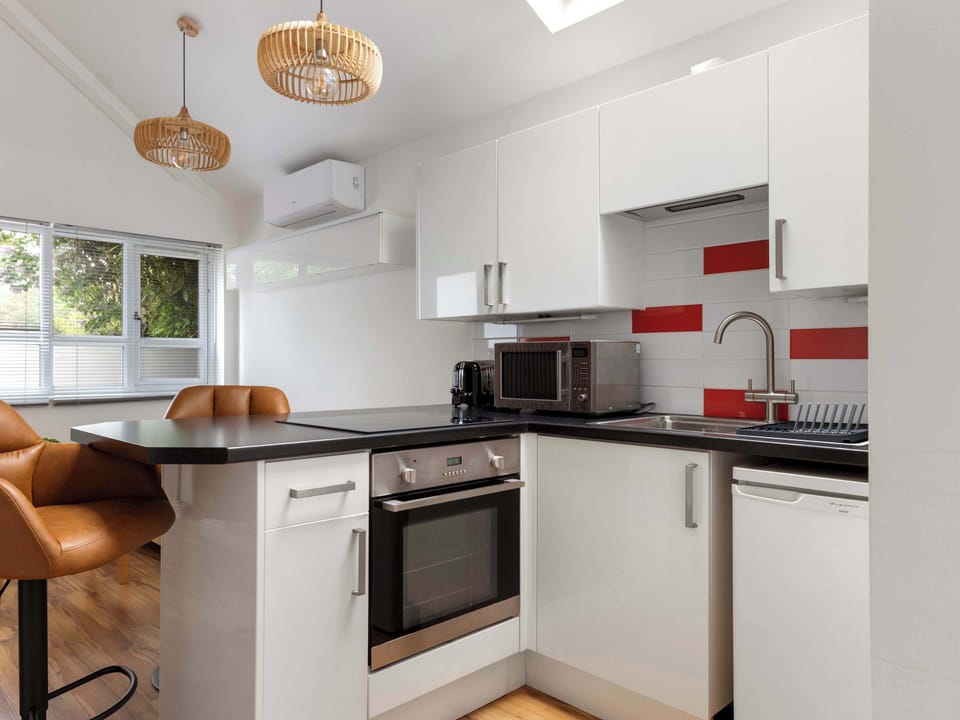 The kitchen is fully equipped with everything needed to prepare home-cooked meals, making it ideal for both short and longer stays in Cambridge.