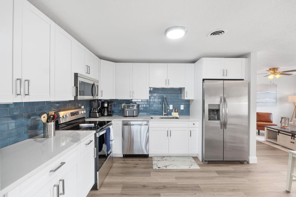  Enjoy preparing meals with ease in this fully equipped kitchen.
