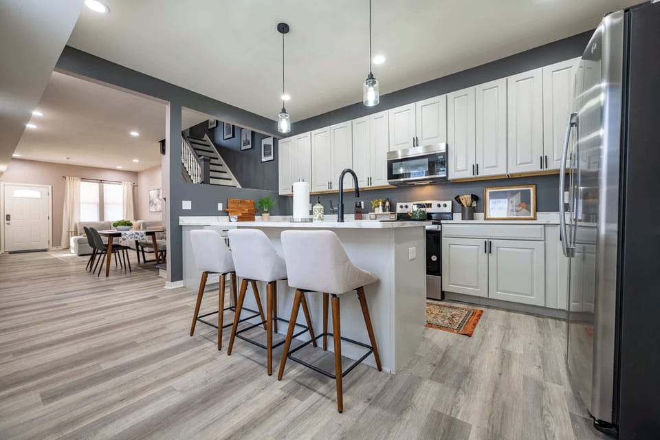 Fully Equipped Kitchen with Island +  Seating 