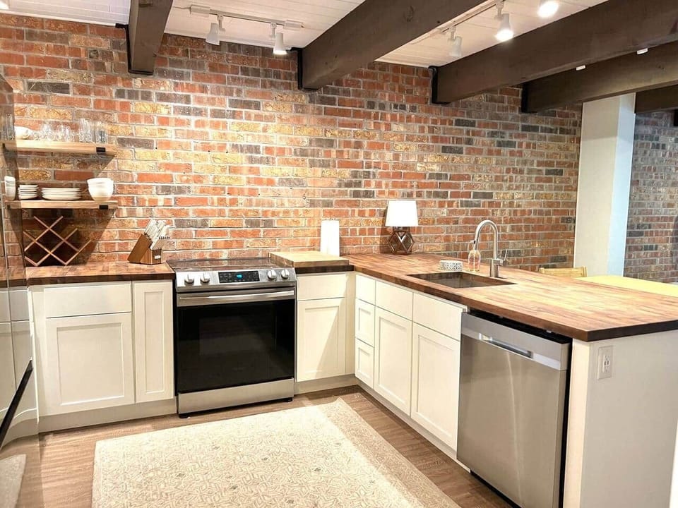 Open kitchen concept with all new appliances and countertops etc for full in house cooking. 