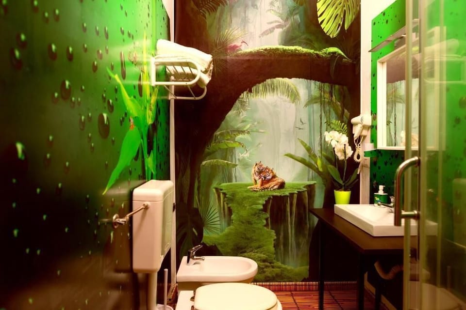 Standard Double Room | Bathroom | Shower, hair dryer, towels, shampoo