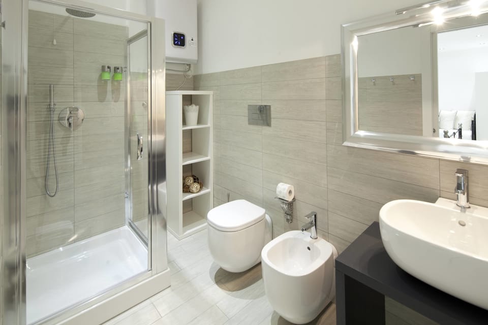 Deluxe Triple Room | Bathroom | Free toiletries, hair dryer, bidet, towels