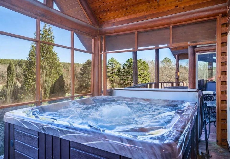 [Hot Tub] Long Day on the Lake and Ready to Relax? No Problem, Indulge in the Private Hot Tub - a Guest Favorite!